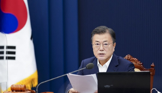 문재인(사진) 대통령이 지난달 27일 청와대에서 열린 국무회의에서 발언하고 있다. <연합뉴스>